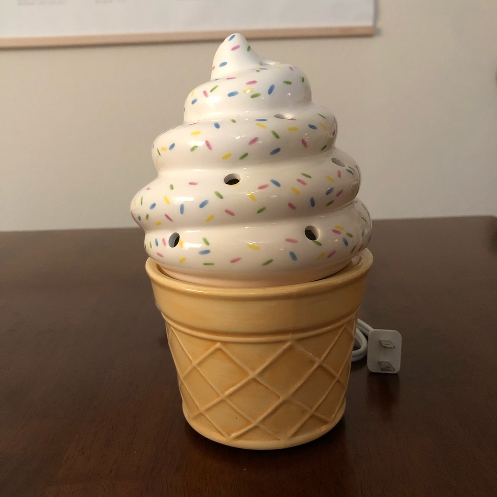 Gently Used Ice Cream Cone Scentsy Warmer